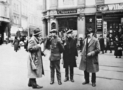 El Ejercito Rojo patrulla las calles de Berlin en 1920.