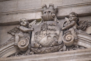 Sul balcone del Comune di Bilbao, nella porta centrale, si può vedere uno scudo della città e sopra una corona murale repubblicana.